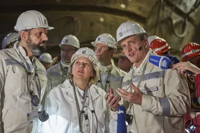 Eine Gruppe von Personen im Bergwerk Konrad, darunter Bundesumweltministerin Svenja Schulze, Landesumweltminister Olaf Lies und BGE-Geschäftsführer Thomas Lautsch