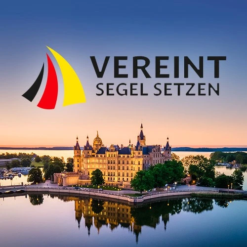 Zu sehen ist eine Luftaufnahme vom Schweriner Schloss in Abendstimmung mit dem Logo der Veranstaltung. Daneben steht: Vereint Segel setzen. 