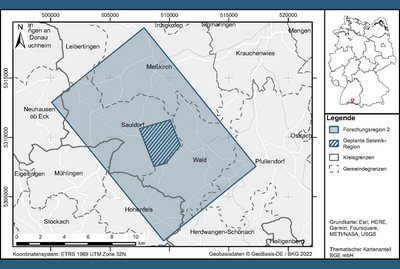Die Grafik zeigt eine Karte, auf der das Forschungsgebiet zu GeoMetEr im Süden Baden-Württembergs eingezeichnet ist. Ein Rechteck zeigt die betroffenen Landkreise. In dem Rechteck befindet sich ein kleineres Gebiet mit einer Schraffur. Dort soll eine 3D-Seismik durchgeführt werden.