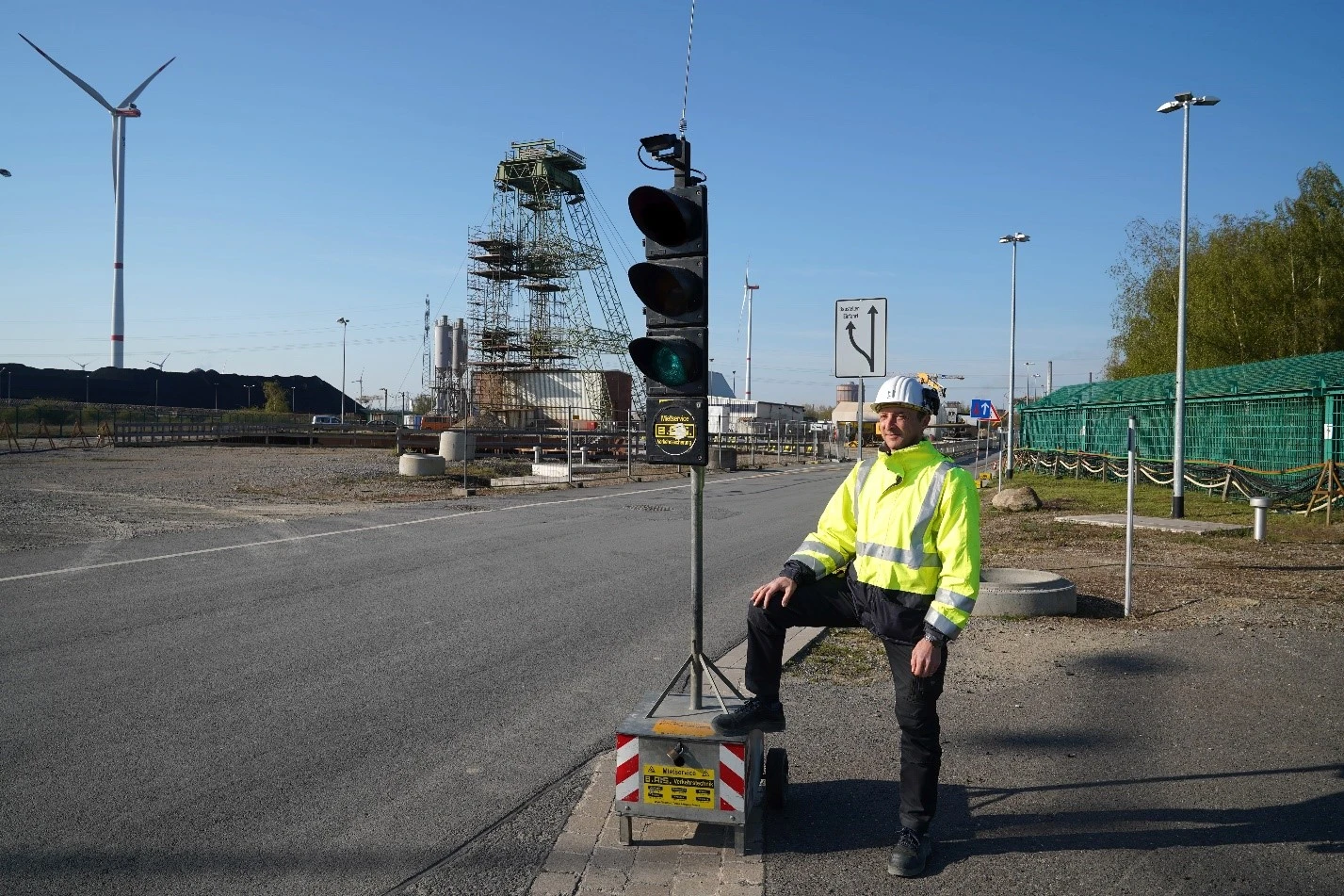 Ein Arbeiter vor einer Ampel auf der Schachtanlage Konrad 2