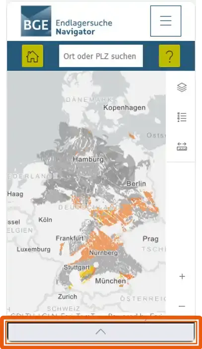 Screenshot von einem mobilen Endgerät. Zu sehen ist die Karte des Endlagersuche Navigators. Die Pfeilleiste, mit der das Infopanel ausgeklappt werden kann, ist farbig hervorgehoben.