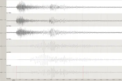 Screenshot von Wellenformen in einem Computerprogramm, die die seismische Aktivität durch die schweren Erdbeben in der Türkei visualisieren.