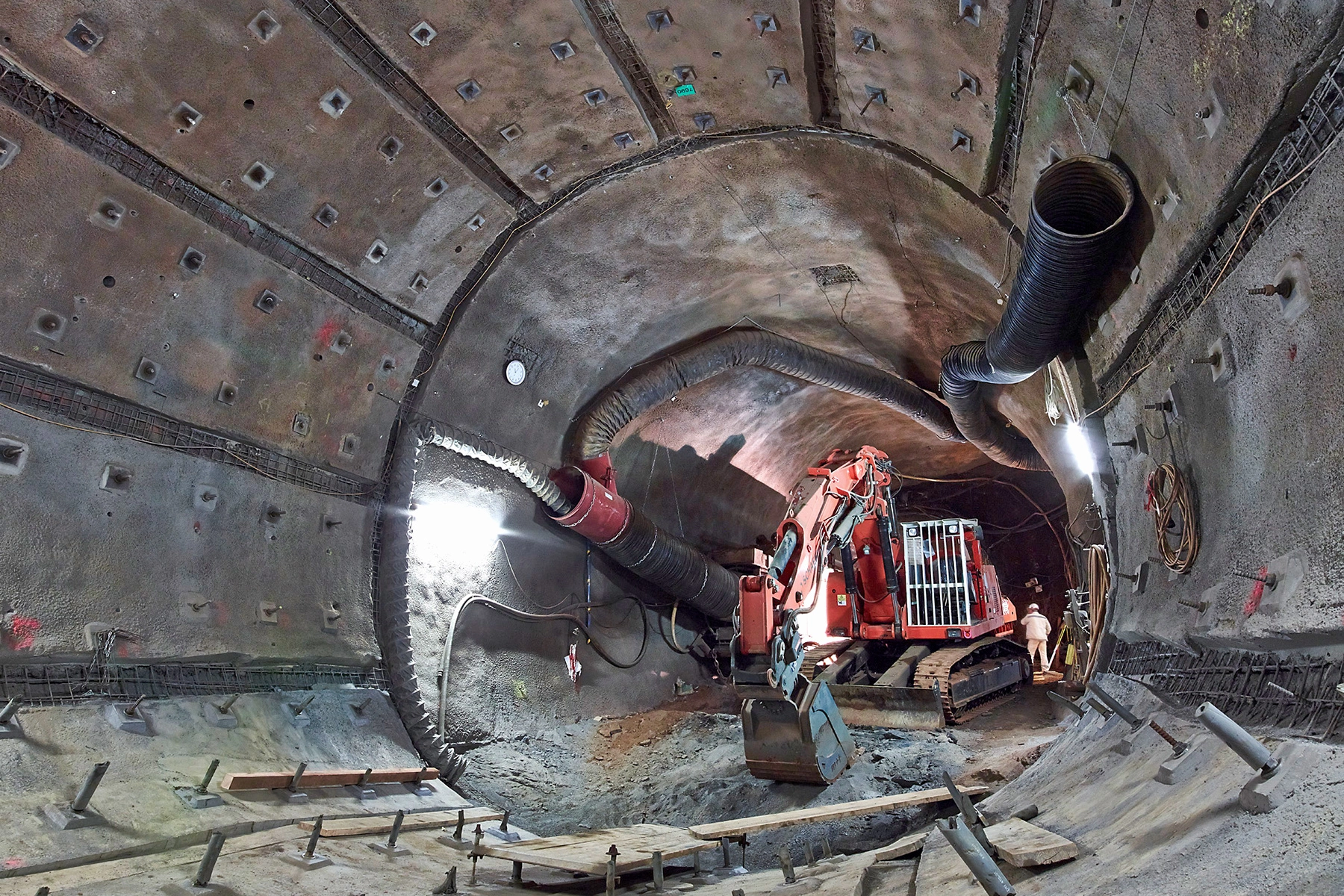 Ein Bagger trägt Gestein in einer Strecke ab