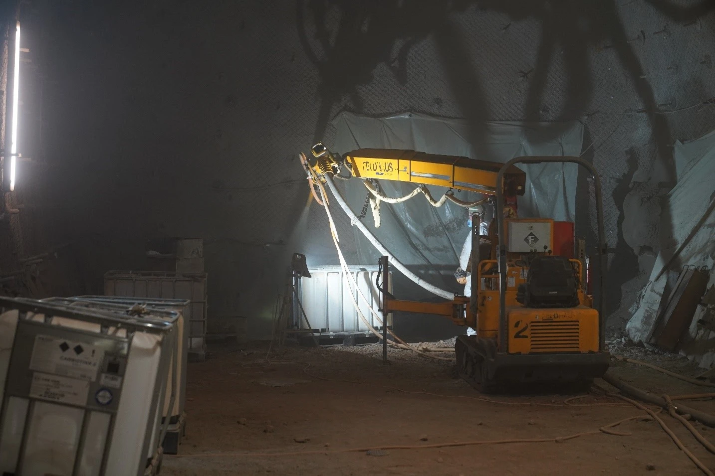 Unter Tage bringt eine Maschine Beton im Nassspritzverfahren auf