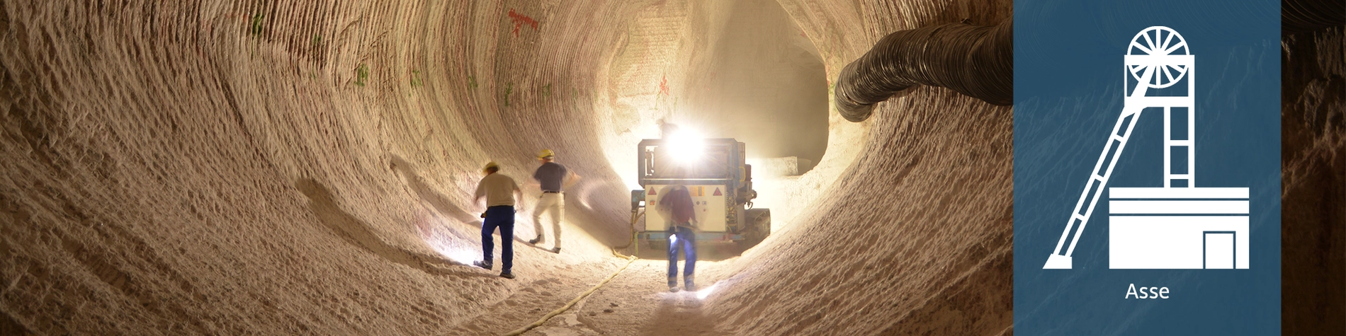 [Translate to Englisch:] Miner measures a crack in the stone