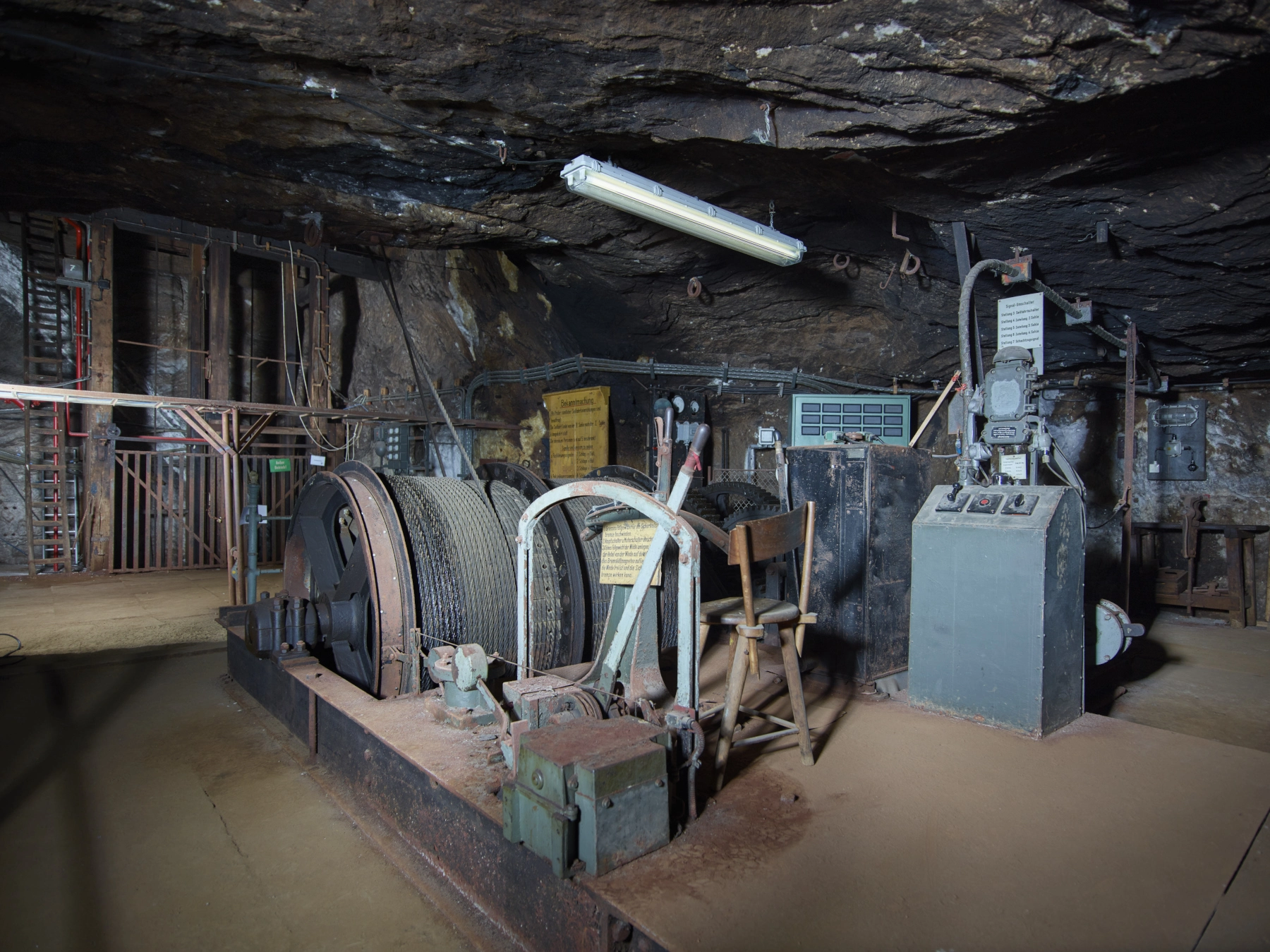 Blick auf das Hauptgesenk und den dazugehörigen Arbeitplatz des Fördermaschinisten  der 1. Ebene (Sohle) in der Grube Bartensleben