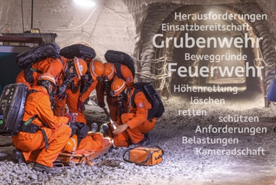 Screenshot aus dem BGE-Geschäftsbericht 2022: Das Bild zeigt die Rettung einer verletzten Person unter Tage. Diese liegt auf einer Trage, um sie herum stehen und knien fünf Personen in orangefarbenen Schutzanzügen und mit Atemschutzgerät. Rechts neben den Personen steht eine Wortwolke mit Begriffen wie Grubenwehr, Beweggründe, Belastungen und Kameradschaft.