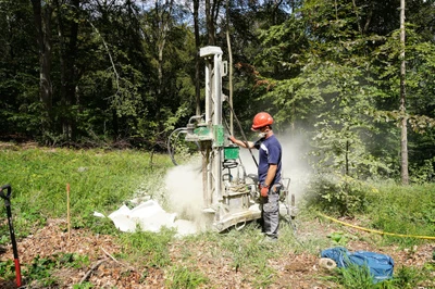 Bauarbeiter mit Gerät im Wald