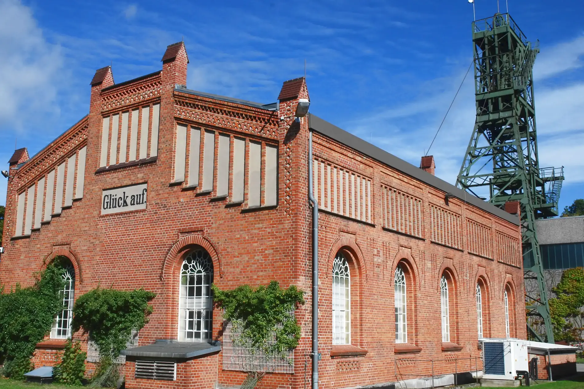 Maschinenhalle der Schachtanlage Asse II, Förderturm im Hintergrund