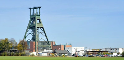 Blick von der Ferne auf den Förderturm und das Gelände von Konrad 1