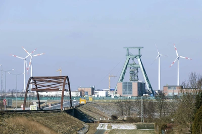 Blick aus der Ferne auf den Förderturm des Bergwerk Konrad