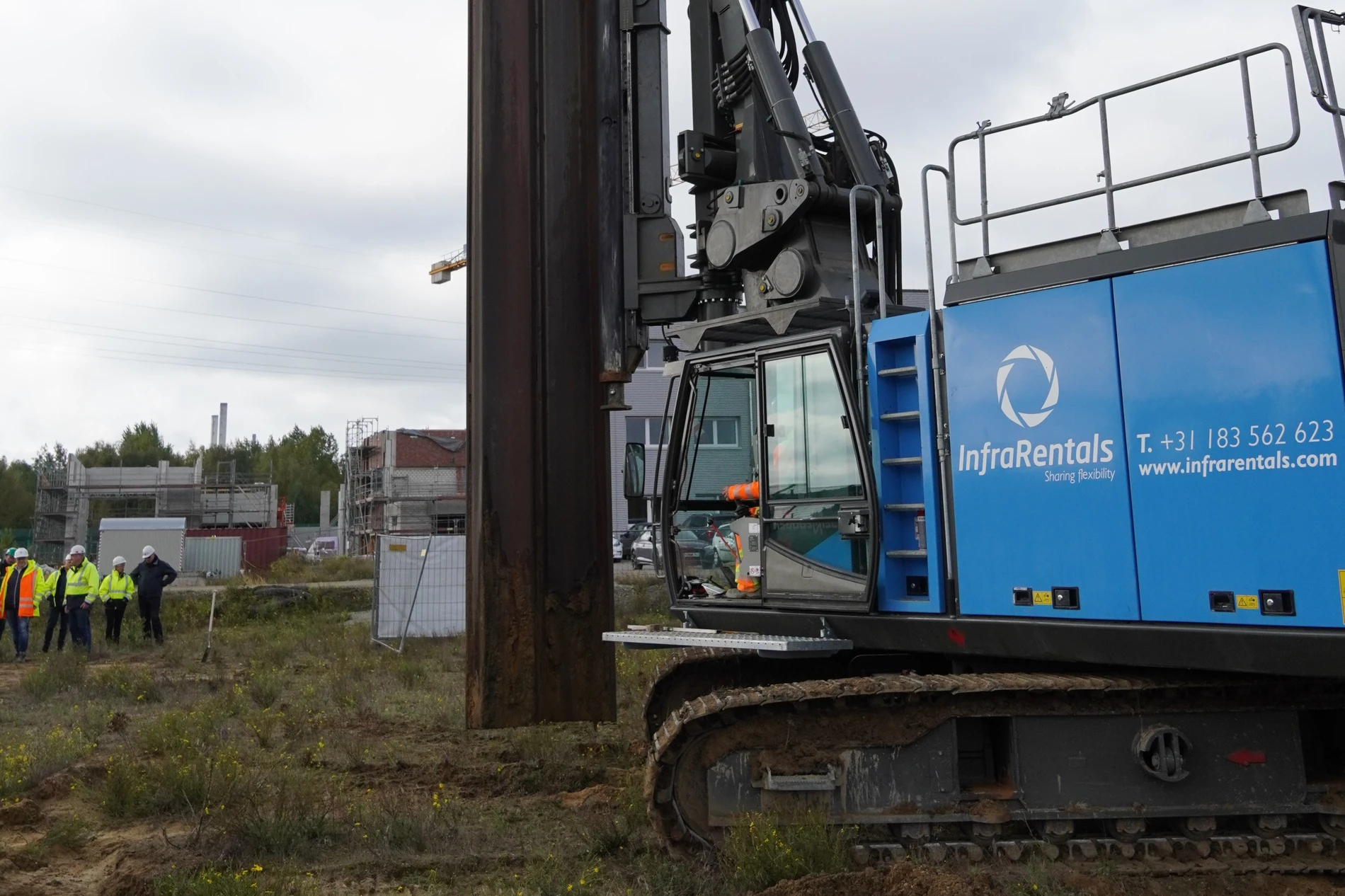 Ein Bagger setzt ein Element für eine Spundwand