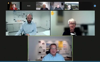 Die Veranstaltung wurde digital umgesetzt. Auf dem Bild sind mehrere Personen zu sehen, die jeweils an anderen Standorten vor ihren Computern sitzen und per Video-Kamera miteinander ins Gespräch kommen.