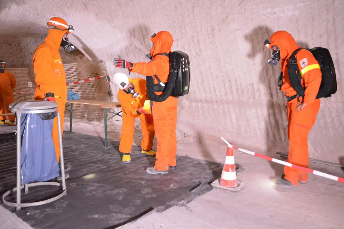 Die Grubenwehr, die Feuerwehr unter Tage, setzt sich aus speziell ausgebildeten Kollegen zusammen. Diese üben regelmäßig den Ernstfall unter Tage. Je nach unterstelltem Einsatzszenario unterstützen die Mitarbeiterinnen und Mitarbeiter des Strahlenschutzes bei den Übungen.