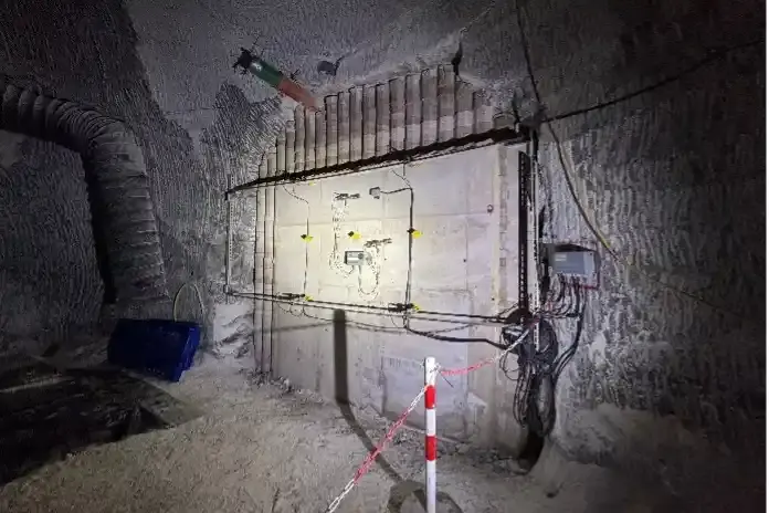 Foto einer verschlossenen Strecke unter Tage in einem Salzbergwerk.