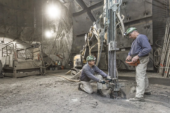 Zwei Bergleute bei Arbeiten im Bergwerk Konrad