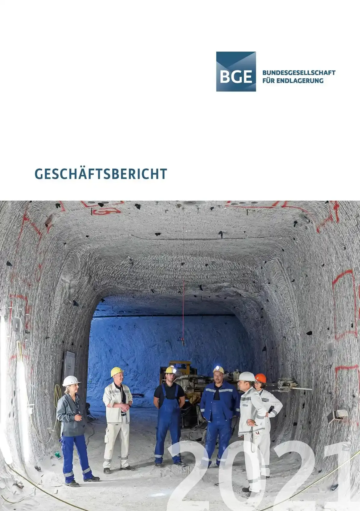 Das Cover des BGE-Geschäftsberichts 2021 zeigt eine Personengruppe in Bergmannskleidung unter Tage in einem Salzbergwerk.