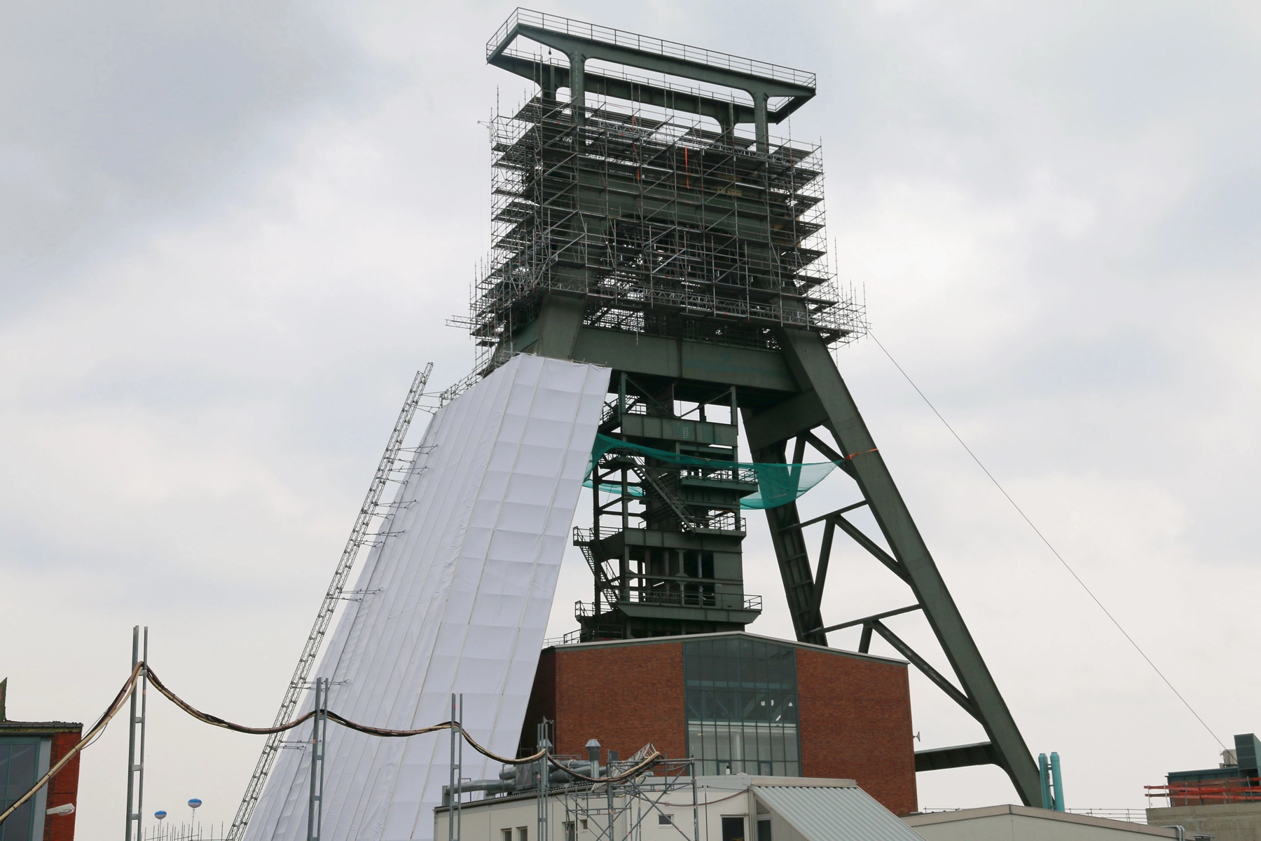 Förderturm der Schachtanlage Konrad 1 eingehaust mit Baugerüsten 