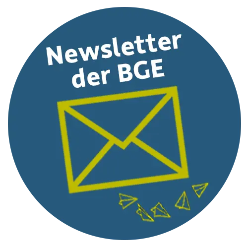 Runde Grafik mit gelber Schrift auf blauem Grund, die mit einem schematisierten Briefumschlag auf das Newsletter-Angebot der BGE verlinkt.