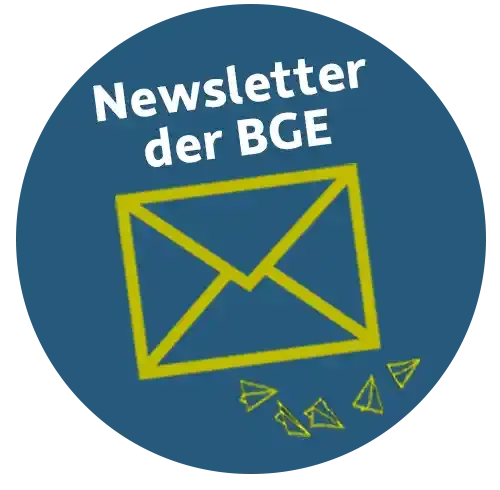 Runde Grafik mit gelber Schrift auf blauem Grund, die mit einem schematisierten Briefumschlag auf das Newsletter-Angebot der BGE verlinkt.