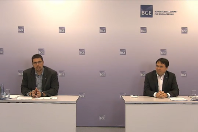 Das Bild zeigt die beiden Referenten Alexander Weis und Dr. Jens Führböter während der Fragestunde. Die Referenten sitzen jeweils an einem Tisch.