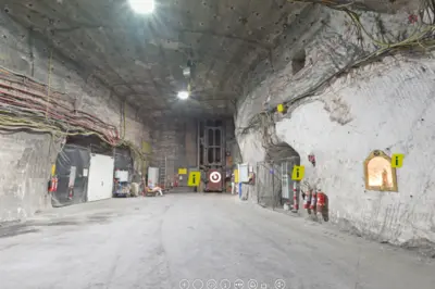 Es handelt sich um einen Screenshot, der eine hell erleuchtete Strecke im Salzgestein von unter Tage aus dem 360-Grad-Rundgang der Schachtanlage Asse II auf wwww.einblicke.de/asse zeigt.