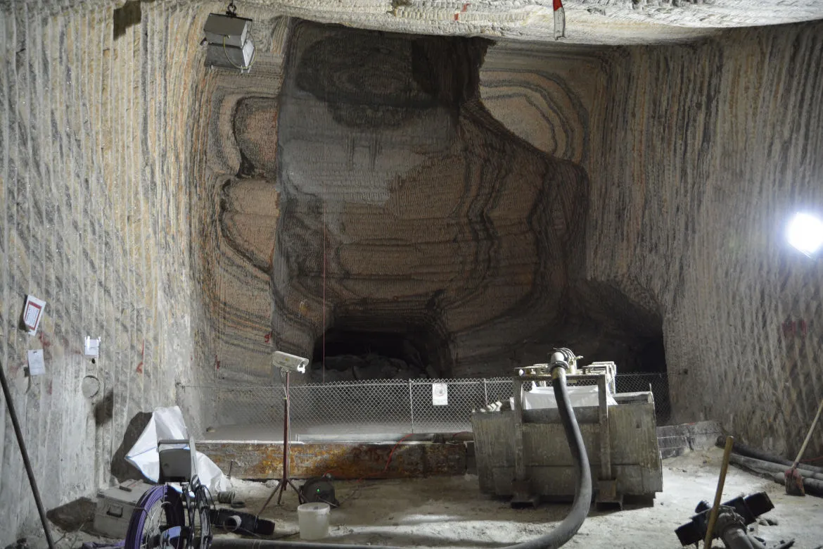 Blick auf den verfüllten westlichen Blindschacht (mittig, von oben kommend) auf der 750-Meter-Ebene. Blindschächte sind Schächte, die nicht bis an die Tagesoberfläche reichen.