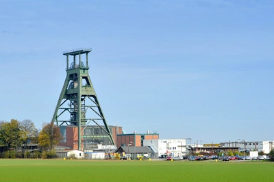 Blick von der Ferne auf den Förderturm und das Gelände von Konrad 1