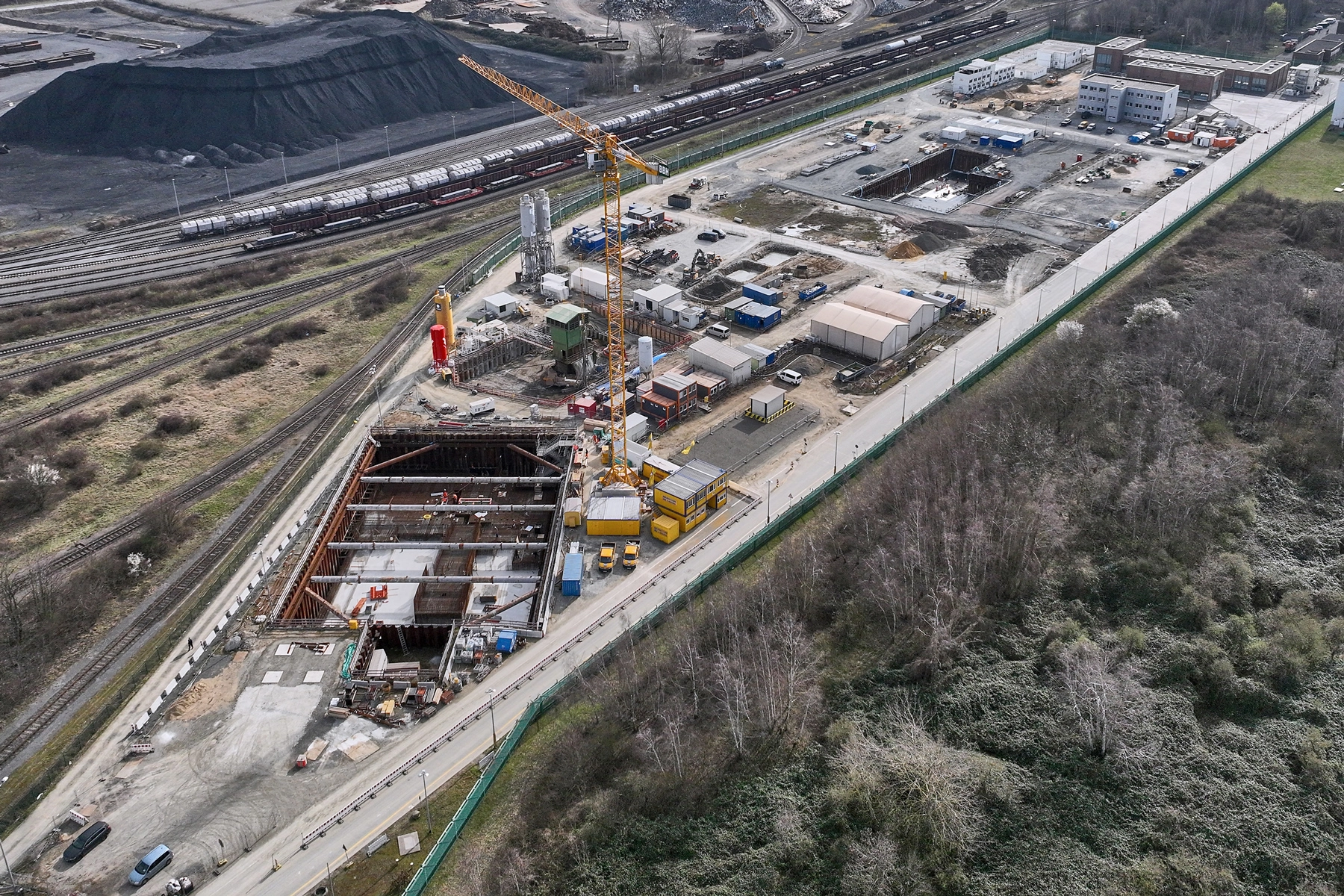 Die Schachtanlage Konrad 2 aus der Luft. Zu sehen sind Baugruben, Baucontainer und ein Kran. 