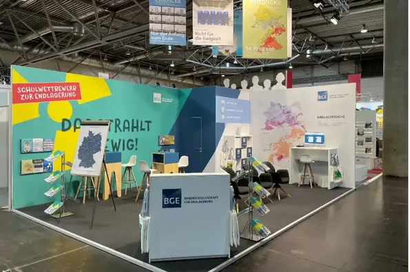 Blick von vorne auf den Messestand der BGE auf der Leipziger Buchmesse.