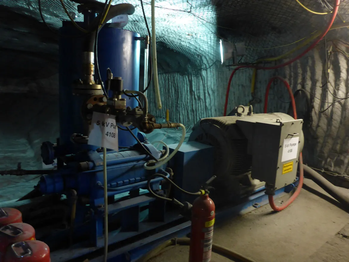 Die Pumpenanlage auf der 490-Meter-Ebene im Abbau 3. Die Pumpen werden benötigt, um Lösungen nach über Tage zu fördern.  Da es nur begrenzte Zwischenspeichermöglichkeiten für Lösungen im Bergwerk gibt, ist es von großer Bedeutung, dass diese Anlagen funktionsfähig gehalten werden. Damit ein Ausfall einer Anlage nicht zu Problemen führt, werden sie an vielen Stellen redundant ausgelegt.