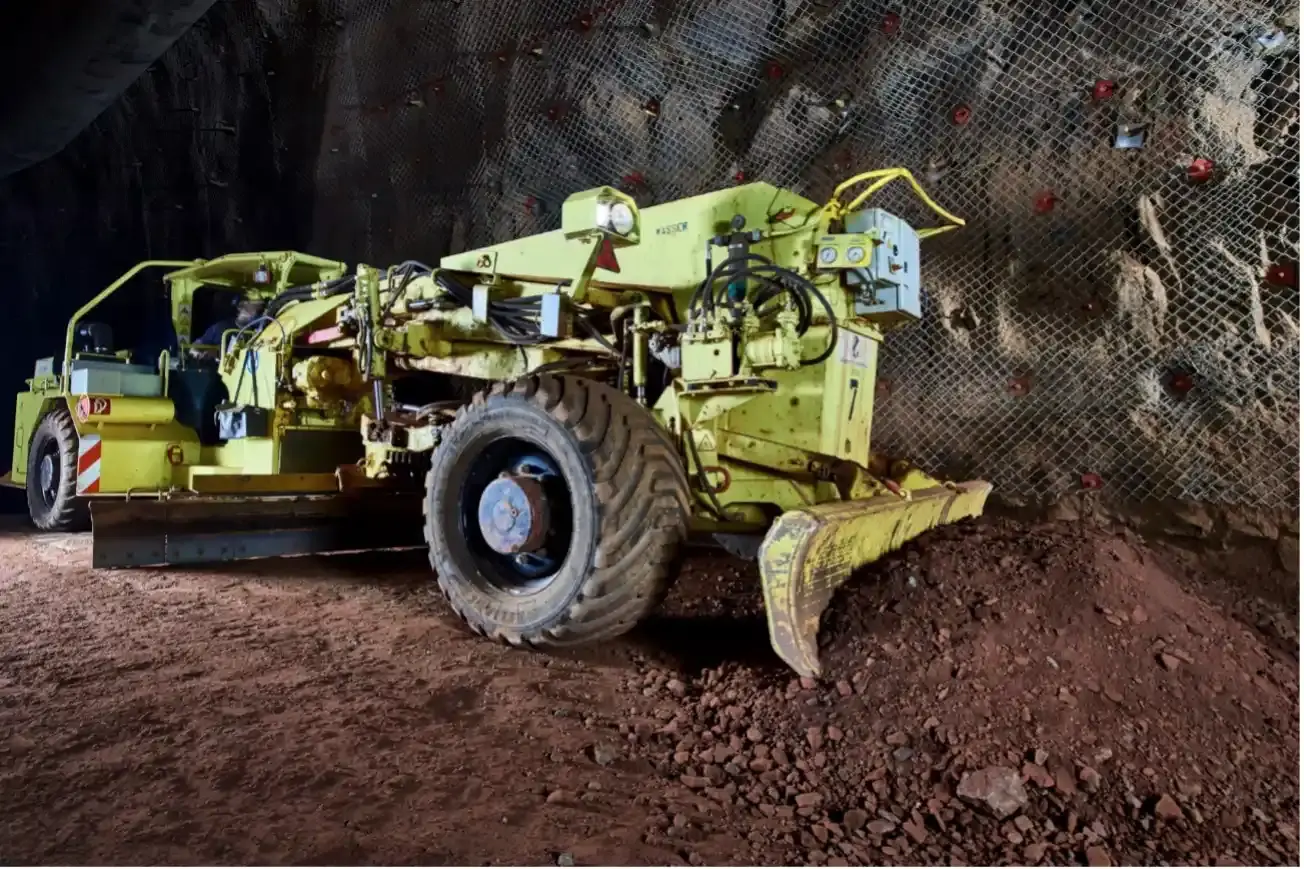 Ein Grader kommt beim Fahrbahnbau im Bergwerk Konrad zum Einsatz.