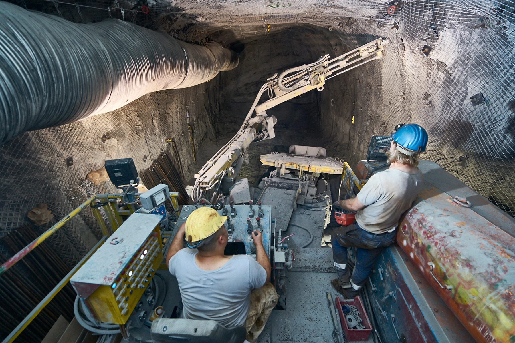 2 Bergleute bedienen eine elektropneumatische Bohranlage 