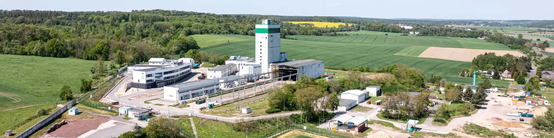 Das Bild zeigt das Endlager Morsleben aus der Vogelperspektive vor blauem Himmel