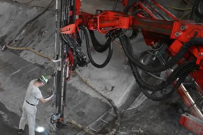 Ein Bergmann bohrt mit einer großen Maschine ins Gestein