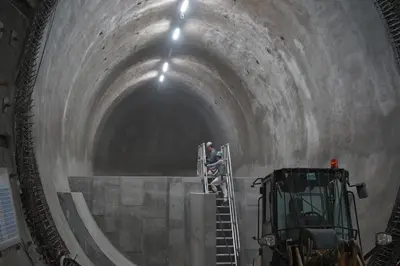 2 Bergleute bei Arbeiten in einer Strecke im Bergwerk Konrad