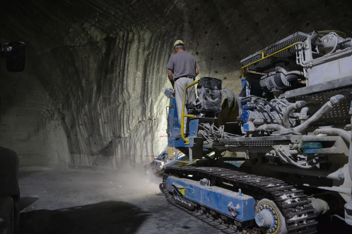 Nachschnittarbeiten vor Einlagerungskammer 7 auf der 750-Meter-Ebene. Hier wird später die Bohranlage für die Erkundung der Einlagerungskammer 12 aufgebaut. Vorher muss jedoch die Sicherheit des Arbeitsortes hergestellt werden. Die mächtigen Löser (abgeplatztes Salz) an den Wänden (Stößen) werden mit einer Fräse entfernt. Anschließend wird ein Stützbauwerk errichtet.