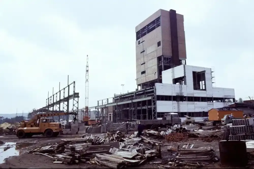 Blick auf das Betriebsgelände des Endlagers Morsleben während der Bauphase