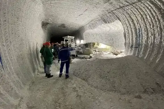 Mehrere Personen stehen vor einer Teilschnittmaschine.