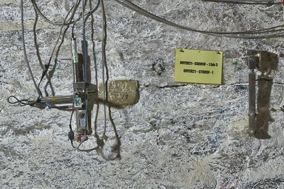 Two measuring instruments are used to monitor a horizontal crack in the salt rock