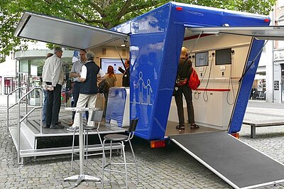 Bürger informieren sich im Infomobil in Braunschweig