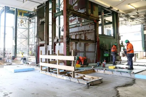 Workers mount a floor panel in the shaft house of the Konrad mine