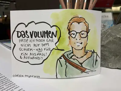 Die Zeichnung zeigt eine Frau mit kurzen braunen Haaren. Neben ihr eine SPrechblase mit dem Satz "Das Volumen hatte ich noch gar nicht auf dem Schirm - was für ein Ausmaß und Auwand?!"