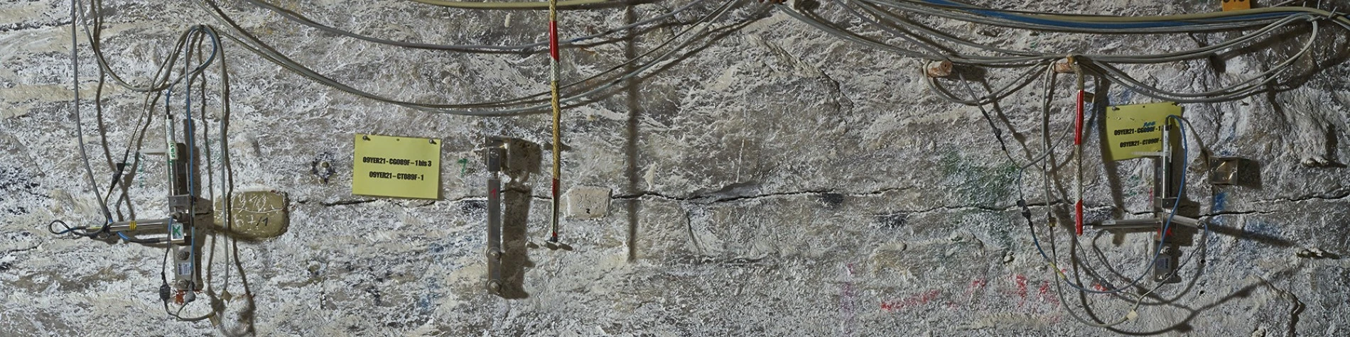 Two measuring instruments are used to monitor a horizontal crack in the salt rock