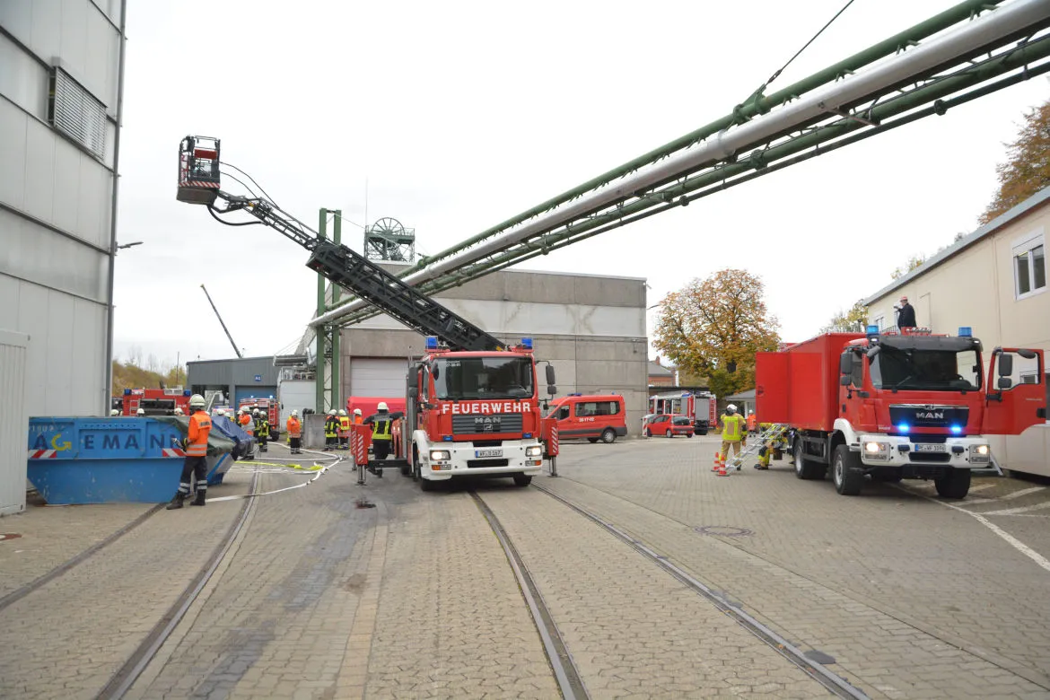 Die Betriebsfeuerwehr der Schachtanlage Asse II hat am 17. Oktober 2019 einen Alarm geübt. Beteiligt waren die Ortsfeuerwehren aus Remlingen, Wittmar und Schöppenstedt. Neben den regelmäßig stattfindenden Übungsdiensten sind Alarmübungen ein wichtiger Bestandteil der Ausbildung. Weitere Informationen finden Sie in der Meldung  vom 17. Oktober 2019.