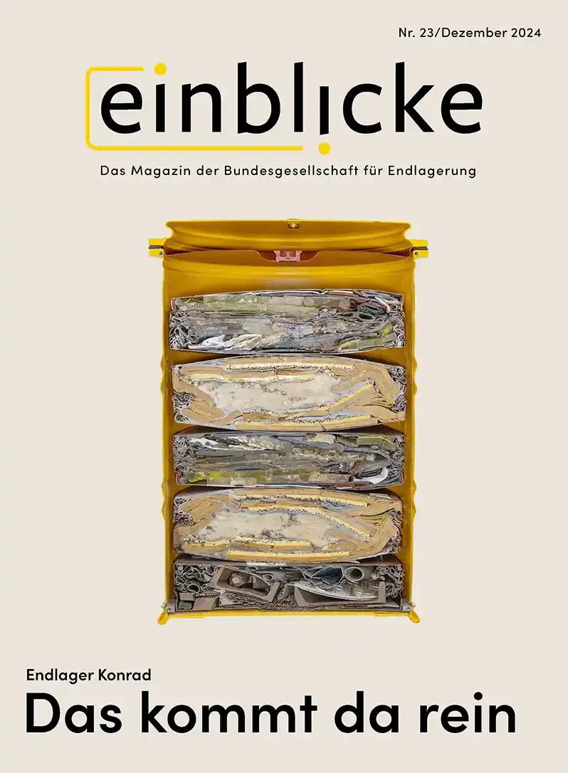 Das Cover des Einblicke-Magazins 23 zeigt den Querschnitt eines befüllten Endlagerfasses.