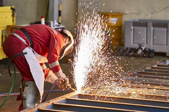 Ein Arbeiter zerlegt einen Großcontainer im Endlager Morsleben