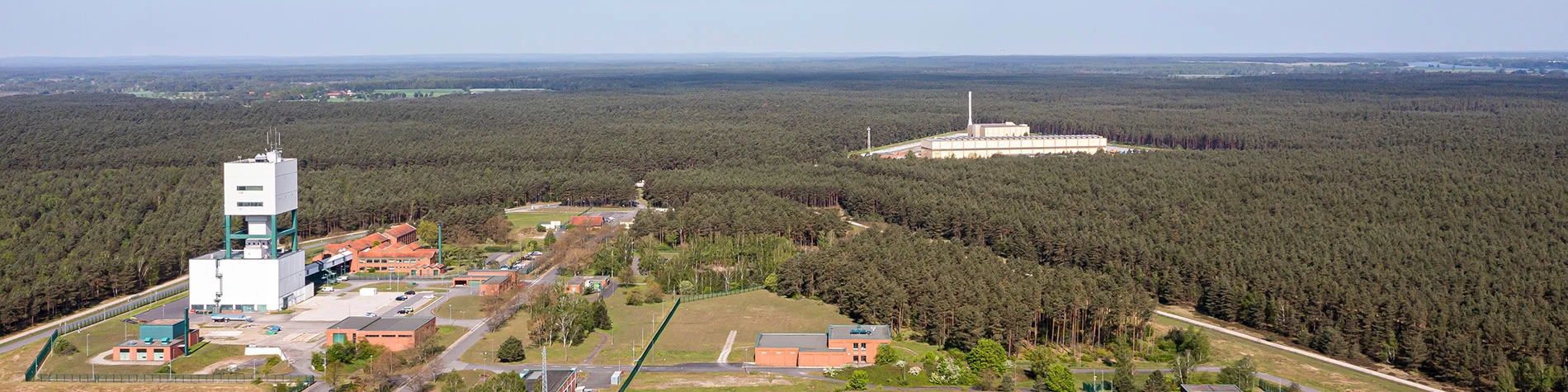 Drohnenfoto der übertägigen Anlagen des Bergwerks Gorleben. Die Anlage ist ein dichtes Waldgebiet eingebettet.