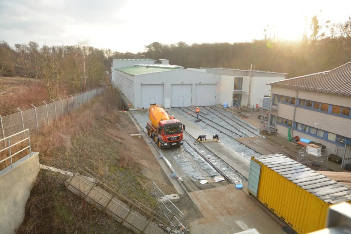 An der Anlage zur Förderung von Lösungen über Tage (AFL II) ist in dieser Woche die Gleisharfe (der Begriff bezeichnet einen Bereich in dem das Hauptgleis in mehrere parallel verlaufende Gleise aufgeteilt wird) mit Beton umfüllt worden. Die Anlage soll sowohl von Zügen als auch von LKW benutzt werden können. Die bisherige Zufahrt ermöglichte nur den Transport mit Schienenfahrzeugen. 