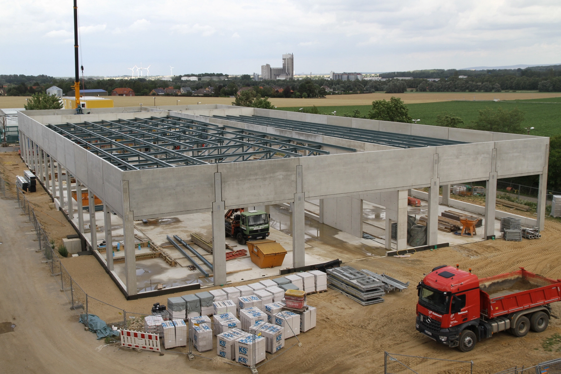 Rohbau einer Werkhalle in Betonständerbauweise